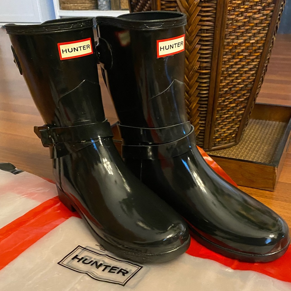 Hunter Refined Back Adjustable Short Rain Boot, with ankle strap, glossy, size 8